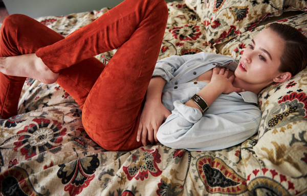 Актриса Зои Дойч лежит на кровати