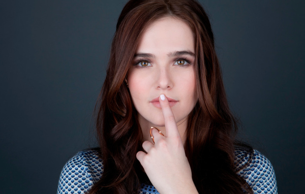 Актриса Зои Дойч с пальцем у рта