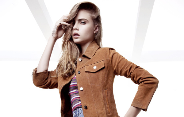 Актриса,  модель Кара Делевинь в коричневой куртке 