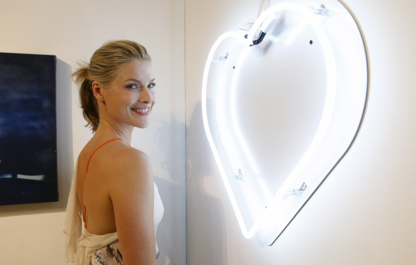 Американская актриса Эли Лартер с очаровательной улыбкой