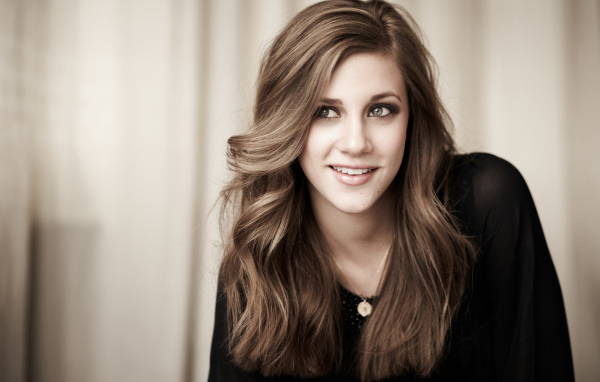 Американская актриса Лили Рейнхарт с милой улыбкой