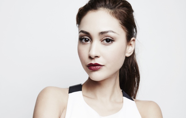 Американская актриса Линдси Морган с красными губами