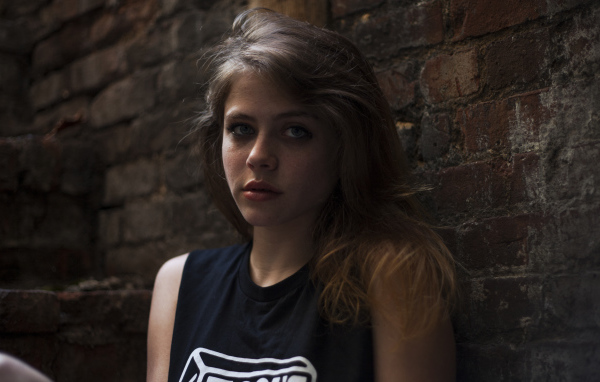 Американская актриса Оливия Луккарди у стены