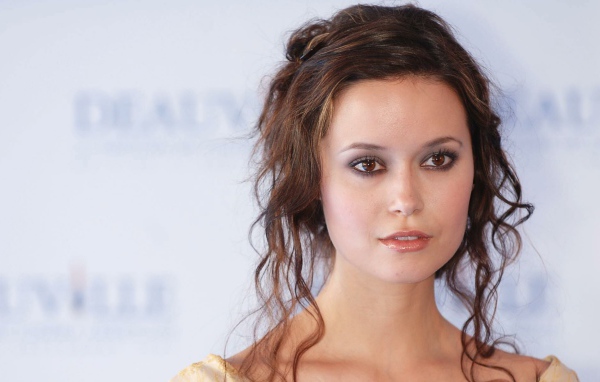 Американская актриса Саммер Глау с прической на голове