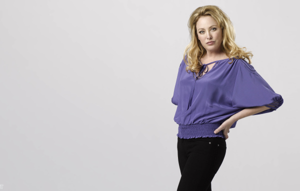 Американская актриса Вирджиния Мэдсен на сером фоне