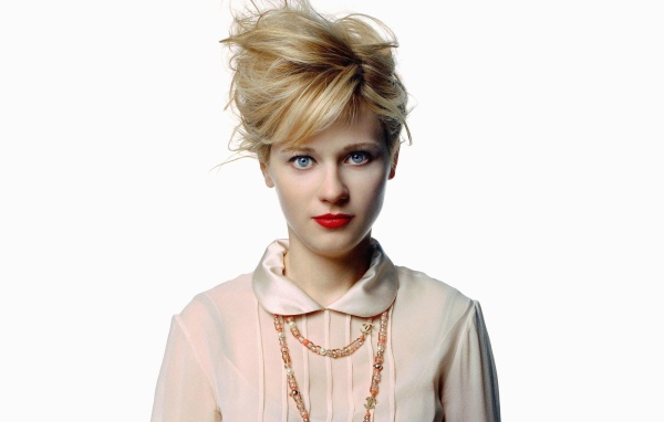 Американская актриса Зоуи Дешанель на белом фоне