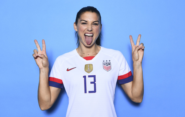 Американская футболистка Алекс Морган с высунутым языком