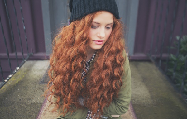 Американская рыжеволосая актриса Мэделин Петш в черной шапке