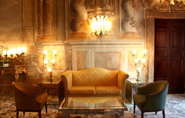 Старинный интерьер комнаты с диваном и креслами