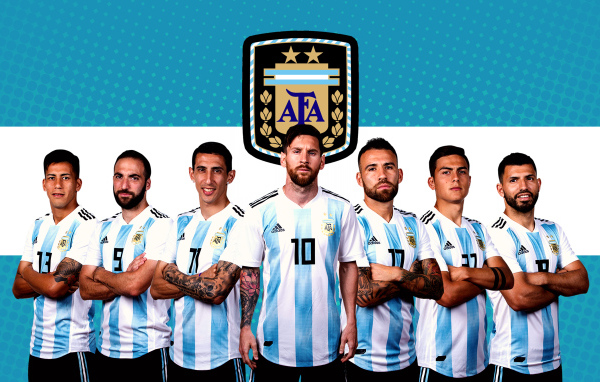Сборная Аргентины по футболу на фоне флага