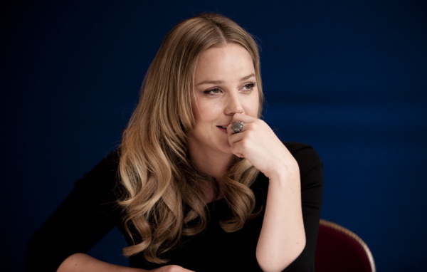 Австралийская актриса Эбби Корниш в черном платье