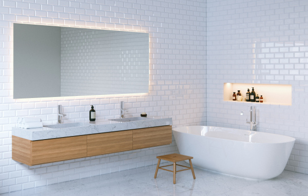 Ванная комната с белыми стенами и большим зеркалом 