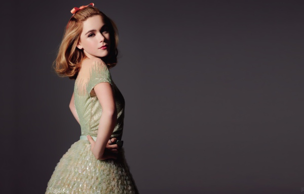 Красивая американская актриса Кирнан Шипка на сером фоне