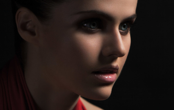 Красивая актриса Александра Даддарио лицо крупным планом