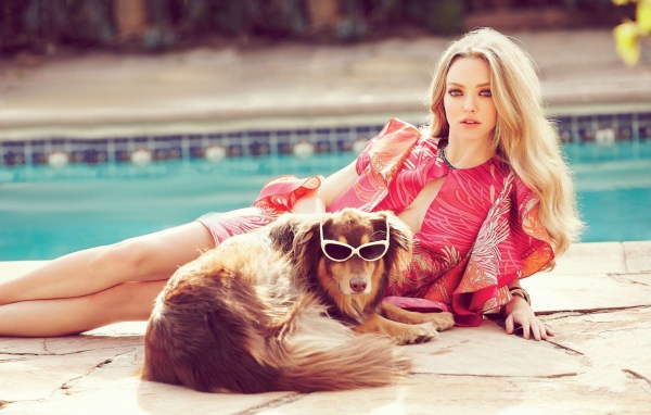 Красивая актриса Аманда Сейфрид с собакой у бассейна