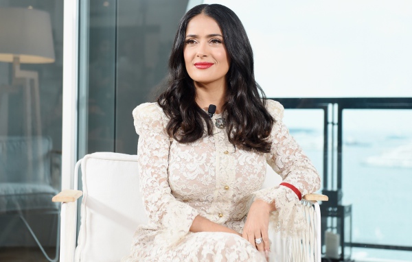 Красивая актриса Сальма Хайек в белом платье в кресле