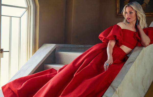 Красивая блондинка, актриса Элизабет Бэнкс в красном платье