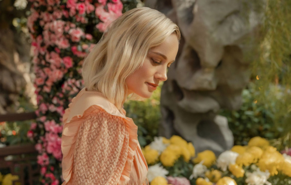 Красивая блондинка, актриса Бри Ларсон у цветов