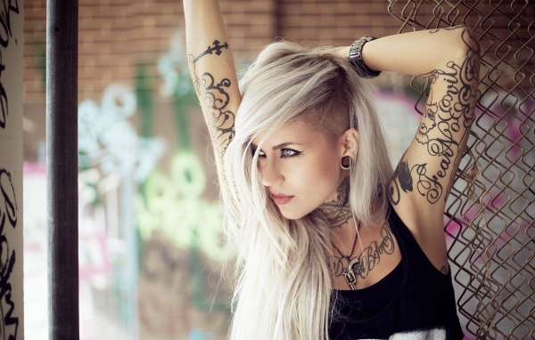 Красивая блондинка с татуировками на теле