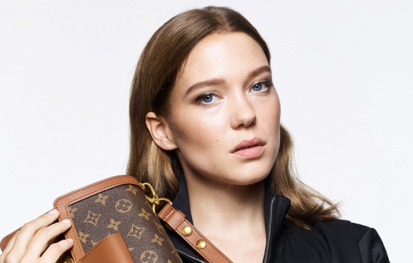 Красивая голубоглазая девушка Леа Сейду на белом фоне