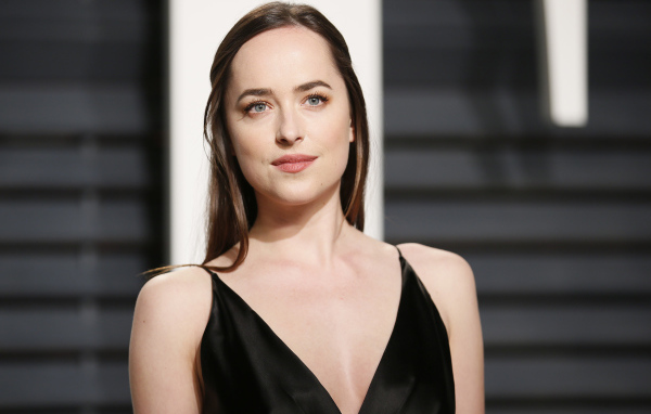 Красивая голубоглазая девушка актриса Дакота Джонсон в черном платье