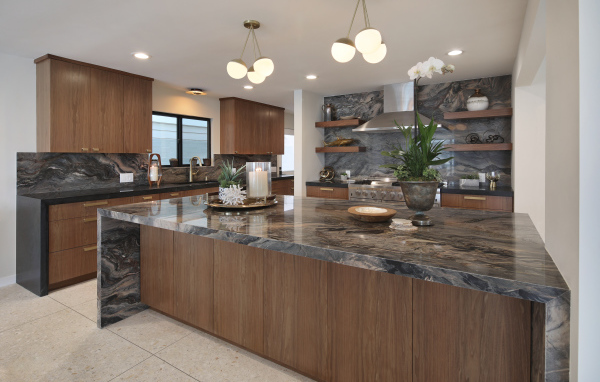 Красивая коричневая кухня с гранитными столами