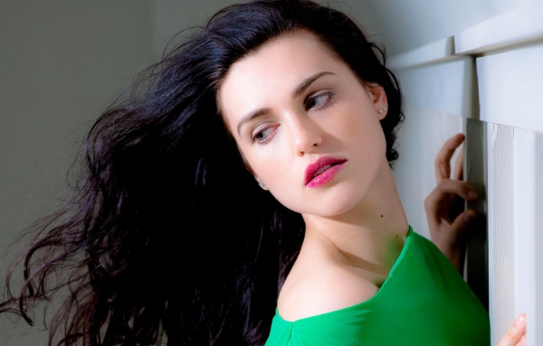 Красивая брюнетка Кэти Макграт с розовыми губами