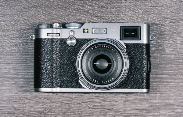 Красивый фотоаппарат Fujifilm X100F на столе