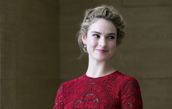 Красивая девушка, британская актриса Лили Джеймс