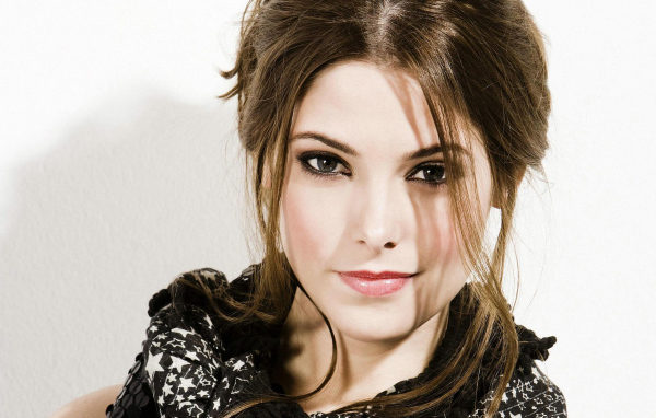 Красивая девушка, актриса Эшли Грин на белом фоне