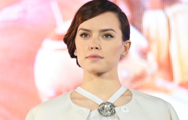 Красивая девушка, актриса Дейзи Ридли в белом наряде