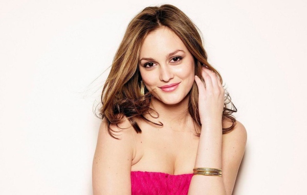 Красивая девушка актриса Лейтон Мистер на белом фоне