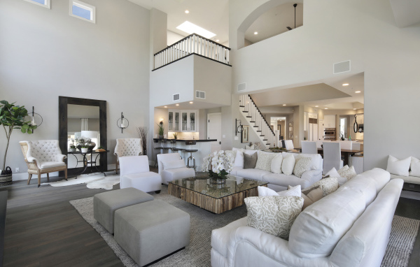 Красивая большая гостиная в белых тонах в доме