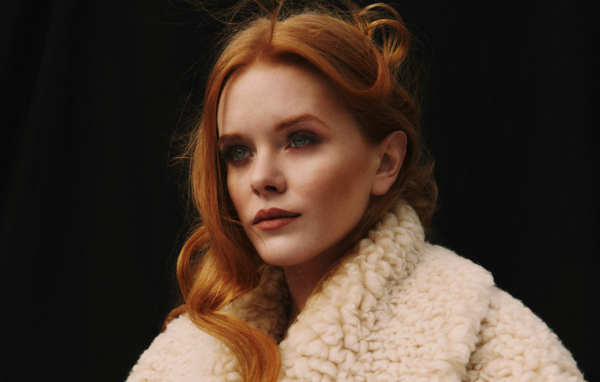 Красивая рыжеволосая девушка, актриса Эбигейл Коуэн