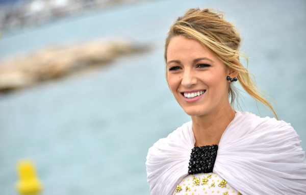 Красивая улыбка актрисы Блейк Лайвли