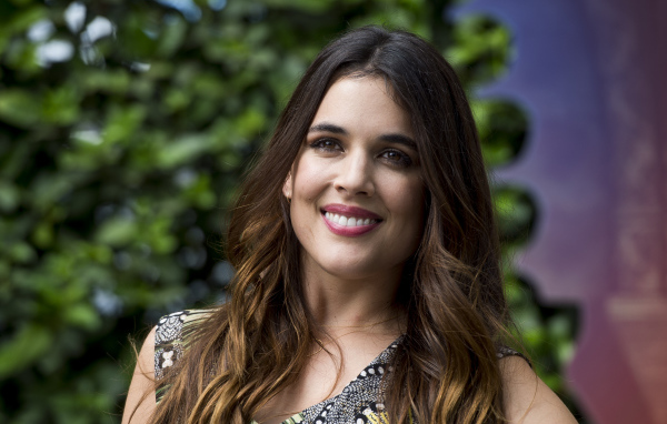 Красивая улыбающаяся девушка, актриса Адриана Угарте