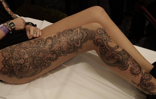 Красивая татуировка на ноге у девушки