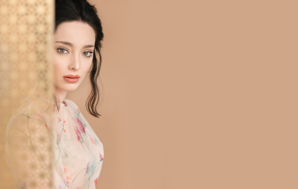 Красивая женщина, актриса Эмма Дюмон за шторой 