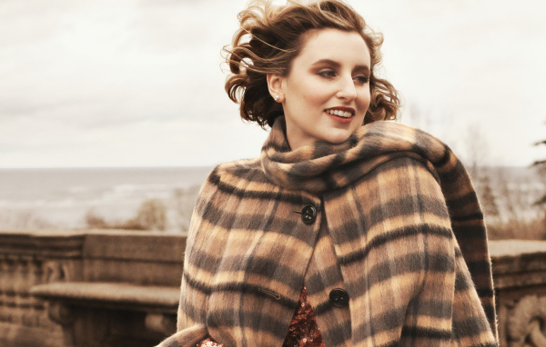 Красивая женщина в пальто, актриса Мишель Докери