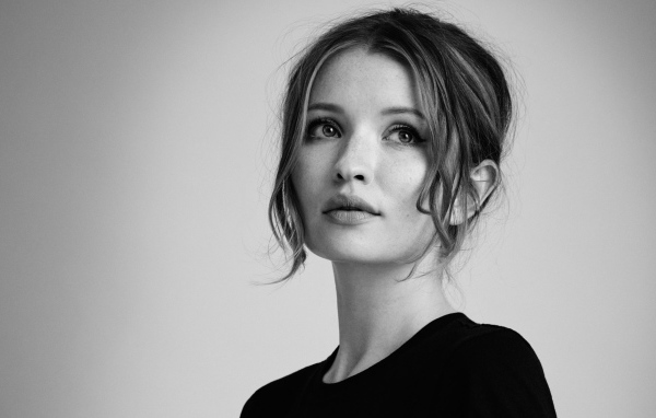 Красивая молодая девушка актриса Эмили Браунинг черно-белое фото