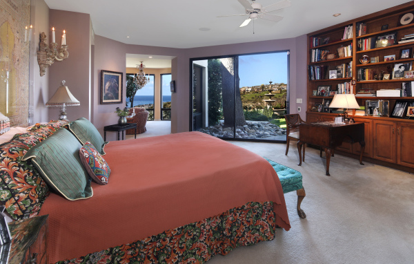 Спальня с большой коричневой кроватью и мебелью