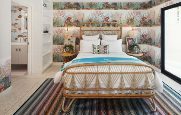 Спальня с большой кроватью  у окна 