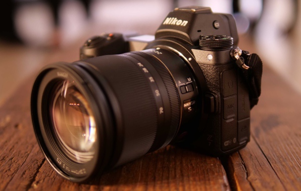 Черный фотоаппарат Nikon Z6 на деревянном столе