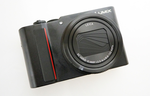 Черный фотоаппарат Panasonic Lumix ZS200  TZ200 на белом фоне