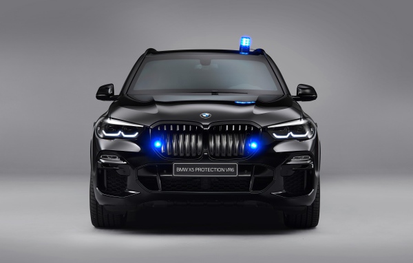 Черный автомобиль BMW X5 Protection VR6 2019 года на сером фоне вид спереди