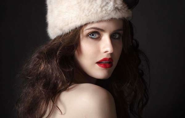 Голубоглазая актриса Александра Даддарио в шапке