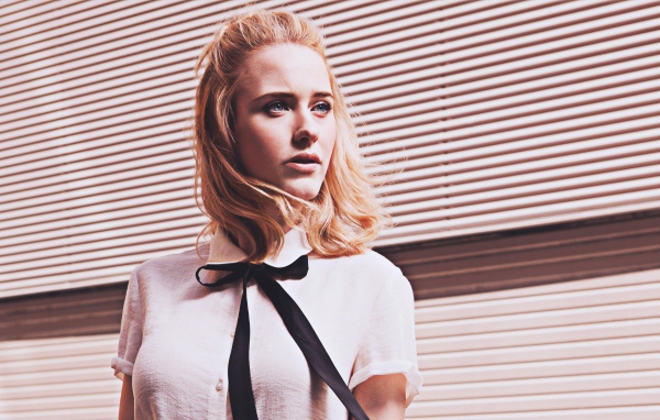 Голубоглазая актриса Рэйчел Броснахэн