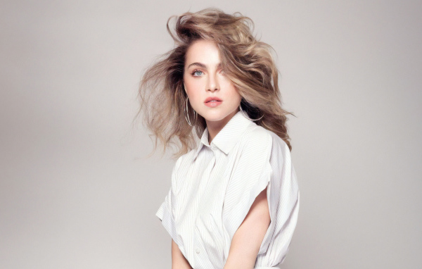 Голубоглазая девушка Энн Уинтерс на сером фоне