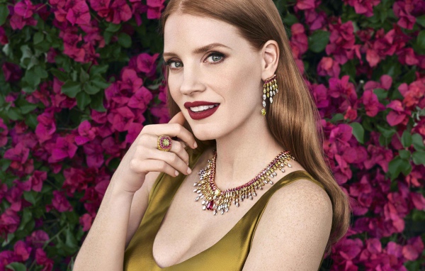 Яркая актриса Джессика Честейн с украшениями