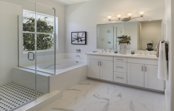 Светлая ванная комната с душем 